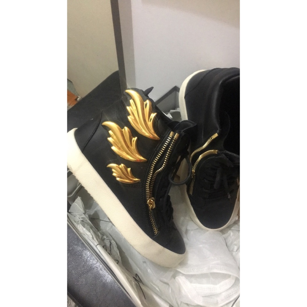 Giuseppe gold an black